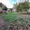 CASA DE 3 DORMITORIOS, BAÑO, ESTACIONAMIENTO