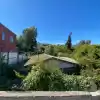 CASA DE 3 DORMITORIOS, CON GRAN PATIO Y ARBOLES NATIVOS
