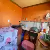 CASA CON 2 DORMITORIOS, ESTACIONAMIENTO, PATIO, REMODELADA